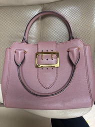 櫻花粉 Burberry The Buckle 系列荔枝紋牛皮雙背帶