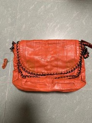 真皮手袋👜（羊皮舊原宿質地順滑）✨✨ 真皮手袋❤️，格數多內容有一條長帶，羊皮 Size適中實用性高，全新㗎！  有興趣PM啦⋯⋯定期找不同珍貴產品，🌞二手買賣名牌手袋，💫獨一無二全新🔮🔮水晶證件擺設