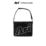 ARI SHOULDER BAG - BLACK/WHITE กระเป๋าสะพายไหล่ อาริ สีดำ