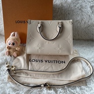 【配件：包裝盒、防塵袋 💕】lv LOUIS VUITTON ONTHEGO PM 可拆卸可調節肩帶  荔枝牛皮 叢林包 托特包 Tote包 購物袋 單肩 斜挎 手提包 小號 奶油白