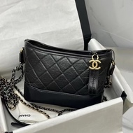 Chanel • Gabrielle 經典黑金牛皮流浪包 小號