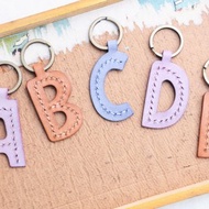 【頭文字A｜B｜C｜D｜E 英文字母鎖匙扣—白蠟皮組｜W.W 】好好縫 皮革材料包 手工包 擦蠟皮 匙扣 鑰匙圈 簡約實用 意大利皮 植鞣革 皮革DIY