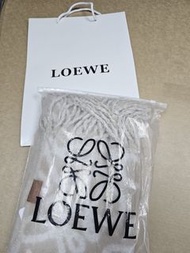 (已經售出，thx，可訂）現貨即寄，隨訂貨返，超靚勁抵！LOEWE經典時尚羊絨保暖披肩/頸巾/圍巾，勁暖超厚實，無論披肩或頸巾都勁靚！配品牌手提袋，手快有。