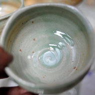 一個飯碗，一個抹茶碗，以及映襯著藍綠和白色沙灘的三級窯