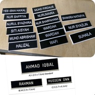 nametag hitam putih sekolah epoxy pin size penjawat awam pengawas jawatan size L M S maximum text 18 name tag tanda nama