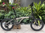 鈦黑色 靚價  40T 飛輪 2026 JAVA NEO 9速 油剎桶軸 碳叉 20吋406 鋁合金折叠車 （三折叠小布 國布 ) 送前後蛙燈叮叮