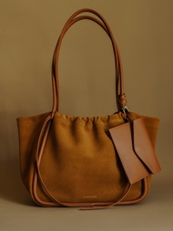 Marroque Papillon Tote Bag กระเป๋าสะพายหนังกลับแท้ใส่โน๊ตบุค ไอแพดได้ รุ่น ปาปิยอง หนังกลับสีน้ำตาล