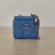CHANEL 藍色牛仔鐳射標銀扣愛心金球肩帶23P方盒子化妝包帶鏡子10山茶花印花肩背包