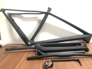 #1: 一套公路自行车的碳纤维车架及配套零件，具体包含： • 主体：哑光黑碳纤维公路车架（采用气动/破风几何设计，碟刹规格、内走线设计） • 配套零件：碳纤维前叉、碳纤维坐管、碳纤维车把、碗组、桶轴杆