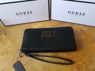 กระเป๋าสตางค์ใบยาว Guess (งานแบรนด์แท้) รุ่นกำลังฮิตในตอนนี้  ด้านหน้าติดโลโก้แบรนด์