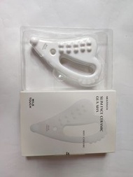 陶瓷瘦面刮痧板（Milk Touch)。九龍灣港鐵站客務中心交收，議價不回。