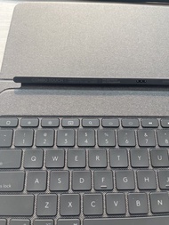 Logitech Combo Touch iPad 鍵盤保護套
