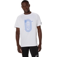 ASICS : 2091A747.100 TRACK GRAPHIC SHORT SLEEVE TOP MEN CPS ผู้ชาย เสื้อคอกลม ของแท้  BRILLIANT WHIT