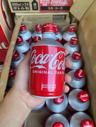 24 chai Coca Cola nắp vặn 300ml Nhật Bản.