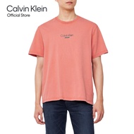 [999.-] CALVIN KLEIN เสื้อยืดคอกลมแขนสั้นผู้ชาย Graphic Printed ทรง Regular รุ่น 4RB824G GAM - สีพีช