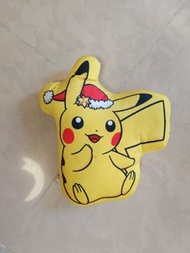 聖誕禮物比卡超，寶可夢官方授權的皮卡丘聖誕造型抱枕（Character World Pokémon Christmas Shaped Cushion），尺寸約為 40 x 30 公分，印有戴著聖誕帽的