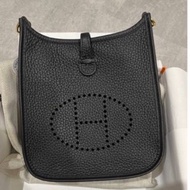 全新真品 黑色金釦 HERMES 愛馬仕 斜背包 mini Evelyne 16 Amazone crossbody bag 2022年 u 刻