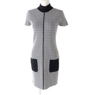 成色極佳 ◎ 正品 2021 年義大利製造VALENTINO連身裙，帶口袋，前拉鍊，短袖，黑白配色，通體 V 字圖案，M 碼