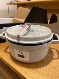 ⭐️熱賣呎吋顏色🌈 現貨唔洗等‼️ 100% 全新 正版❤️‍🔥【限時特價】🌟🇯🇵日本代購🛍包郵直送✈️  法國Staub Pico Cotte 松露白 22cm 手持式鑄鐵鍋 聖誕禮物 新居入伙 禮