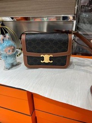 Celine TRIOMPHE classic medium,經典凱旋門金扣box,100%Authentic,99%new💜尖沙咀中港城商場UG42A❤️