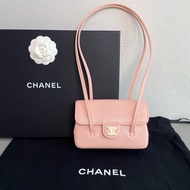 Chanel香奈兒🖤 Preppy coco  櫻花粉荔枝紋皮金扣💗 閒置新 ✨芯片款 尺寸：17×11