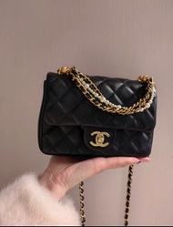 抵台現貨🪞24P 新款 最經典 cf 17cm 爆款 Chanel 珍珠 鏈條 手柄 方胖 黑金 香奈兒 名媛 千金包  單肩斜 包