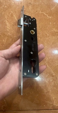 Khóa tay gạt chính hãng Royalhome lắp cho hệ việt pháp.Nhôm hệ vát cạnh. cửa sắt hộpThay cho khóa ki