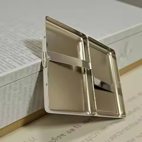 Vintage-Style Vintage Card Case Metal Material Easy Snap Cash Case Versatile Design Multi-function M