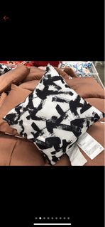 IKEA TURILL 抱枕枕頭靠枕偏軟抱枕40x40公分 聚酯纖維材 枕頭的布套不可拆洗