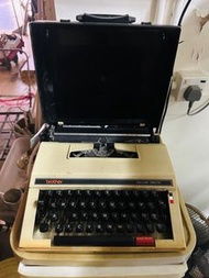 兄弟牌brother 古董打字機Deluxe 550TR Typewriter/ steel tray with wheels 鐵架