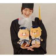 春植 畢業公仔 RYAN 畢業公仔 萊恩 畢業公仔 畢業花束 #畢業公仔花束 #kakaofriends畢業公仔 #畢業花束公仔 #公仔花束 #apeach畢業公仔  kakao friends 畢業