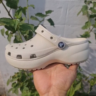 Free 2Jibbitz รองเท้าแตะผู้หญิง Crocs Platform Clog รองเท้าผู้หญิง รองเท้ารัดส้น รองเท้าหัวโต รองเท้าส้นสูง 2.5 สีขาว White W7=37-38
