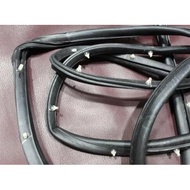 PANTHER SQUARE TRUNK DOOR RUBBER 92-98 1PC