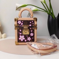 🌸閒置新✨ LV/路易威登  x 村上隆 聯名款 CAMERA BOX 櫻花系列 金屬件 S-lock 鎖扣可拆卸可調節肩帶 Monogram 塗層帆布 單肩斜挎手提包 女款 棕色 金扣 長17.5c