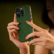 磁吸防摔皮革手機殼 iPhone 15系列 — 森林綠