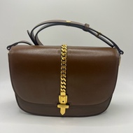 Gucci Sylvie 1969马鞍包 棕色皮革+金色链条，复古气质满分 尺寸25x17.5x9cm 肩带可调节，单肩斜挎都可 日常通勤，文艺穿搭都很合适