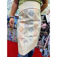 Kain sampin sarung aspesialised yang dipakai oleh lelaki dengn baju melayu