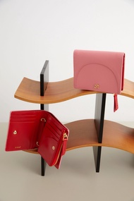 LUNNE กระเป๋าสตางค์ หนังวัวแท้ พร้อมสายโซ่คาดลำตัว รุ่น Kyle Bi-fold Wallet on Chain