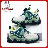 Bobdog 兒童運動鞋26至37碼 巴布豆男童鞋子2026春秋新款旋轉紐扣皮面防水正品百搭兒童運動鞋