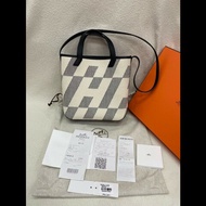 Hermes Cabas Hen Biais 27 黑白斜紋帆布包