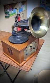 😇四月復活節快閃開心價商品只於北角炮台山自取交收:

🔈🔉🔊‘’古典風格連座地喇叭木座復古造型式留聲機”,功能有
- FM/AM收音機
- 播放CD
- 黑膠唱片機(唱片機之唱針法更替後可復用)
- 