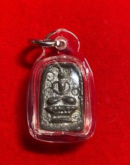 泰國五大古佛牌名師僧皇級別山卡拉春 2458-2470 颂扣佛(富貴佛)招正偏橫財致 富機會六合彩賭博生意助財運亨通,獲財不 漏,避一切惡緣連權威驗證卡(有緣擁臨在佩 戴者身上(擁有了就不再窮)。“佩