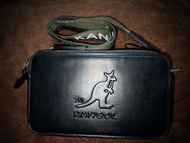 KANGOL 袋鼠 壓紋立體Logo 雙層相機包 側背包 【二手】