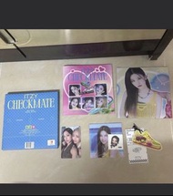 Itzy checkmate特別版專輯 special edition album Yeji Lia Ryujin Chaeryeong Yuna Itzy sneakers小卡