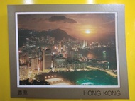 80年代尾香港島由維多利亞公園遠眺扯旗山黃昏美麗 Victoria Harbour 維多利亞港景色明信片。

明信片是中英文， 彩色粉紙光面印刷香港風景照片,  當中中環廣場尙未興建， 這風景照是拍攝