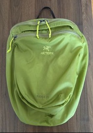 二手正版 second hand original Arc'teryx Index
 15 L  220-259克
40-44cm(高) x 25cm(寬) x 14.5-15cm(深)
80%新 冇