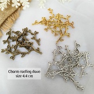 Charm twigs daun