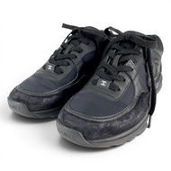 狀況極佳 ▲CHANEL G33745 麂皮低筒運動鞋，飾有 Coco 標誌，黑色，39 碼，義大利製造，女款。