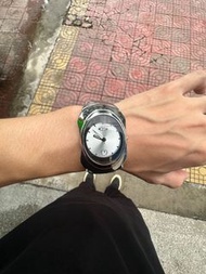 Oakley Time Bomb異形手錶 銀色錶盤搭配金屬錶帶 獨特