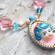 粉紅施華洛水晶珠子娃娃頸鍊 鍍18K金鍊 水晶花邊 貝殼合成珍珠